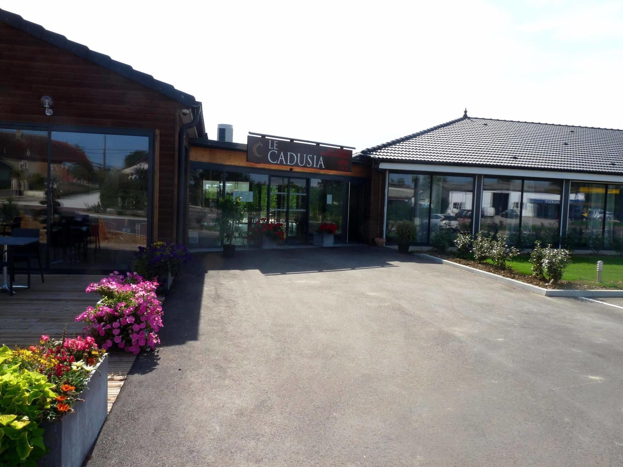 Hotel Logis Le Cadusia Chaource Exterior foto