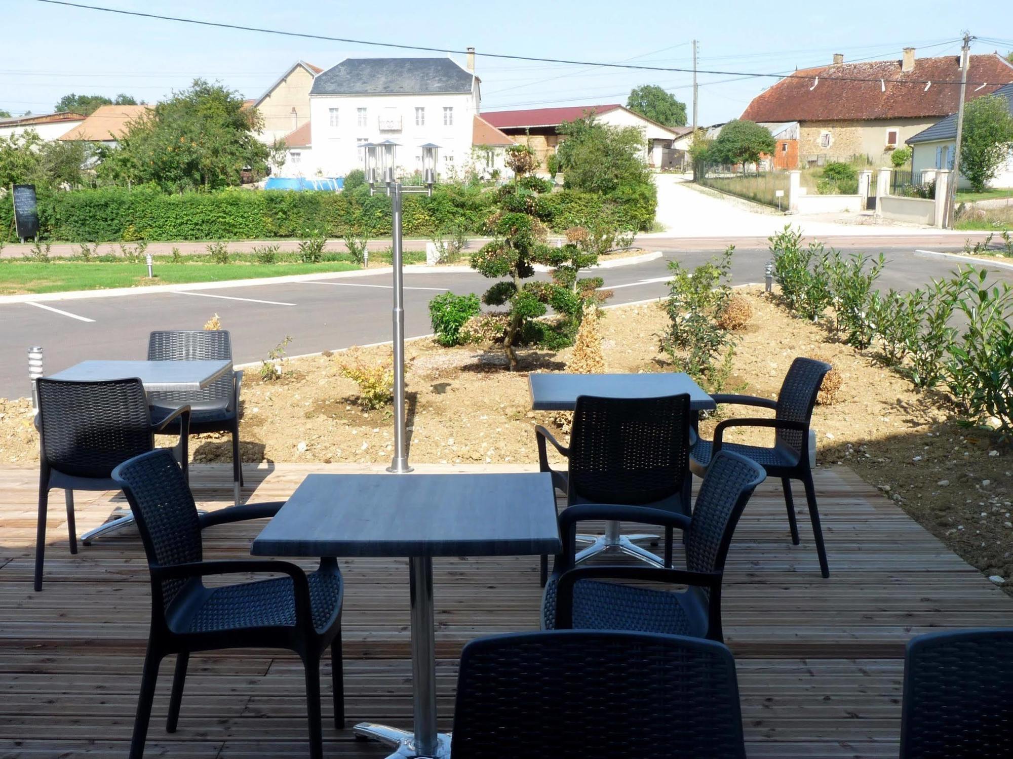 Hotel Logis Le Cadusia Chaource Exterior foto